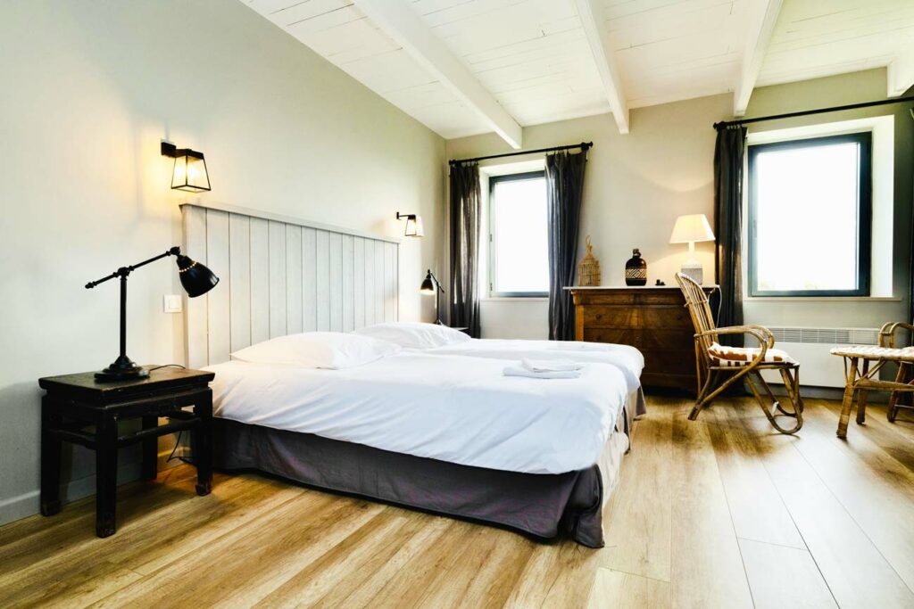 Chambre lumineuse de la maison de l’île de Sieck pour un séjour sur une île privée en Bretagne