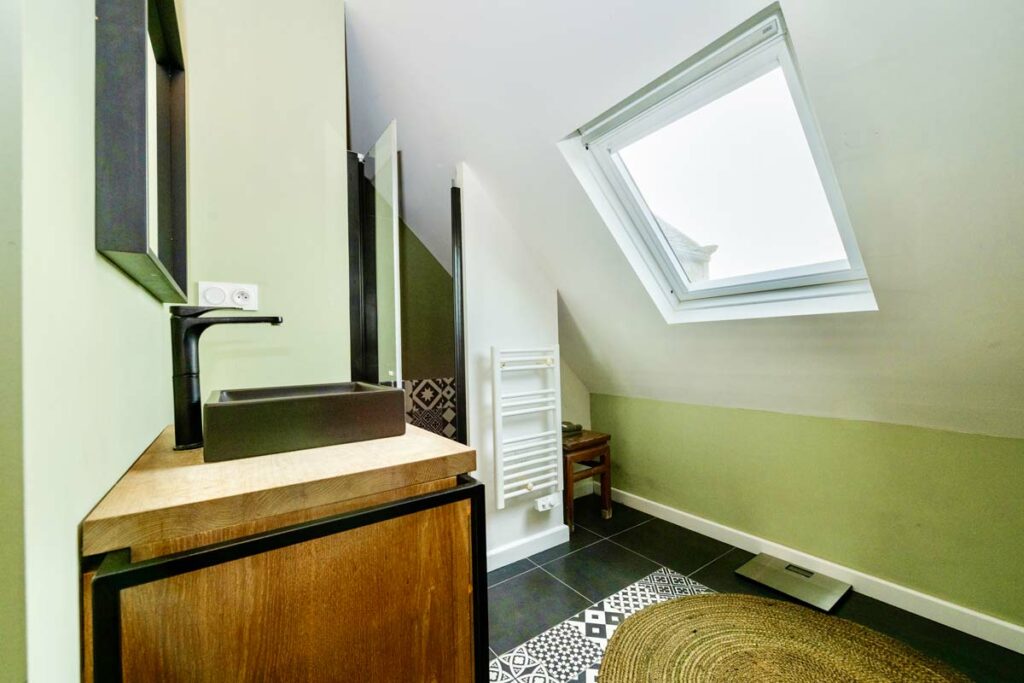 Salle de bain lumineuse de la maison de l’île de Sieck pour un séjour sur une île privée bretonne