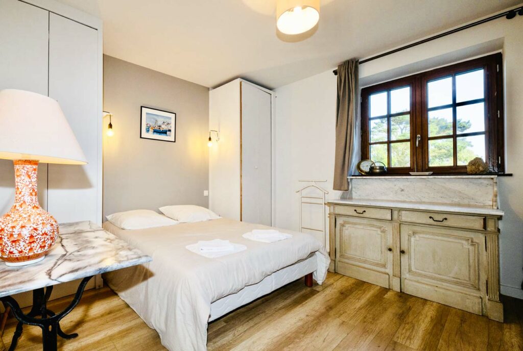 Chambre de caractère dans la maison de l’île de Sieck, séjour confidentiel en Bretagne